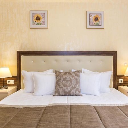 Hotel Venus Pantai Sunny Bagian luar foto