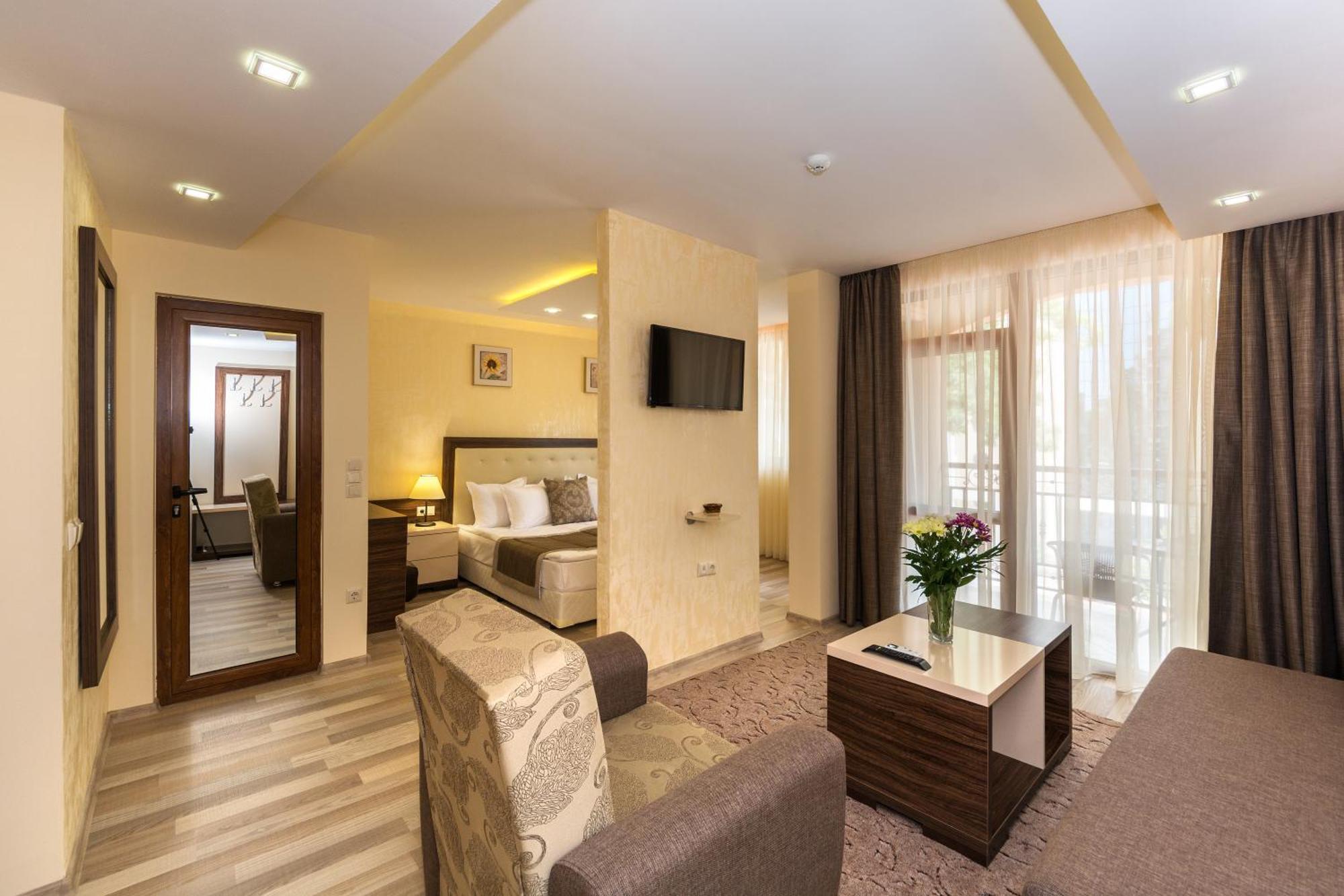 Hotel Venus Pantai Sunny Bagian luar foto