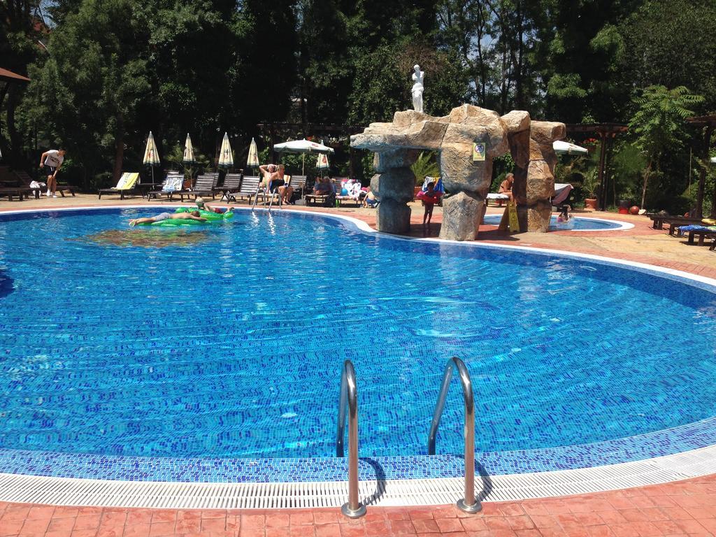 Hotel Venus Pantai Sunny Bagian luar foto