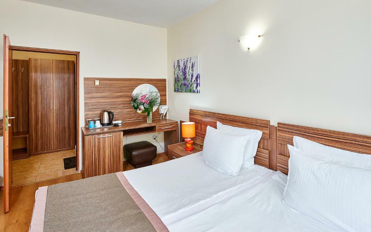 Hotel Venus Pantai Sunny Bagian luar foto