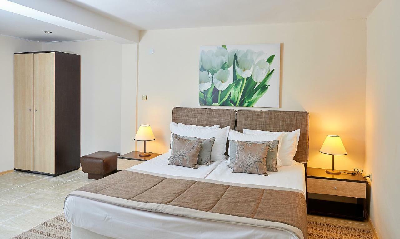 Hotel Venus Pantai Sunny Bagian luar foto