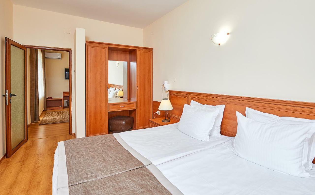 Hotel Venus Pantai Sunny Bagian luar foto