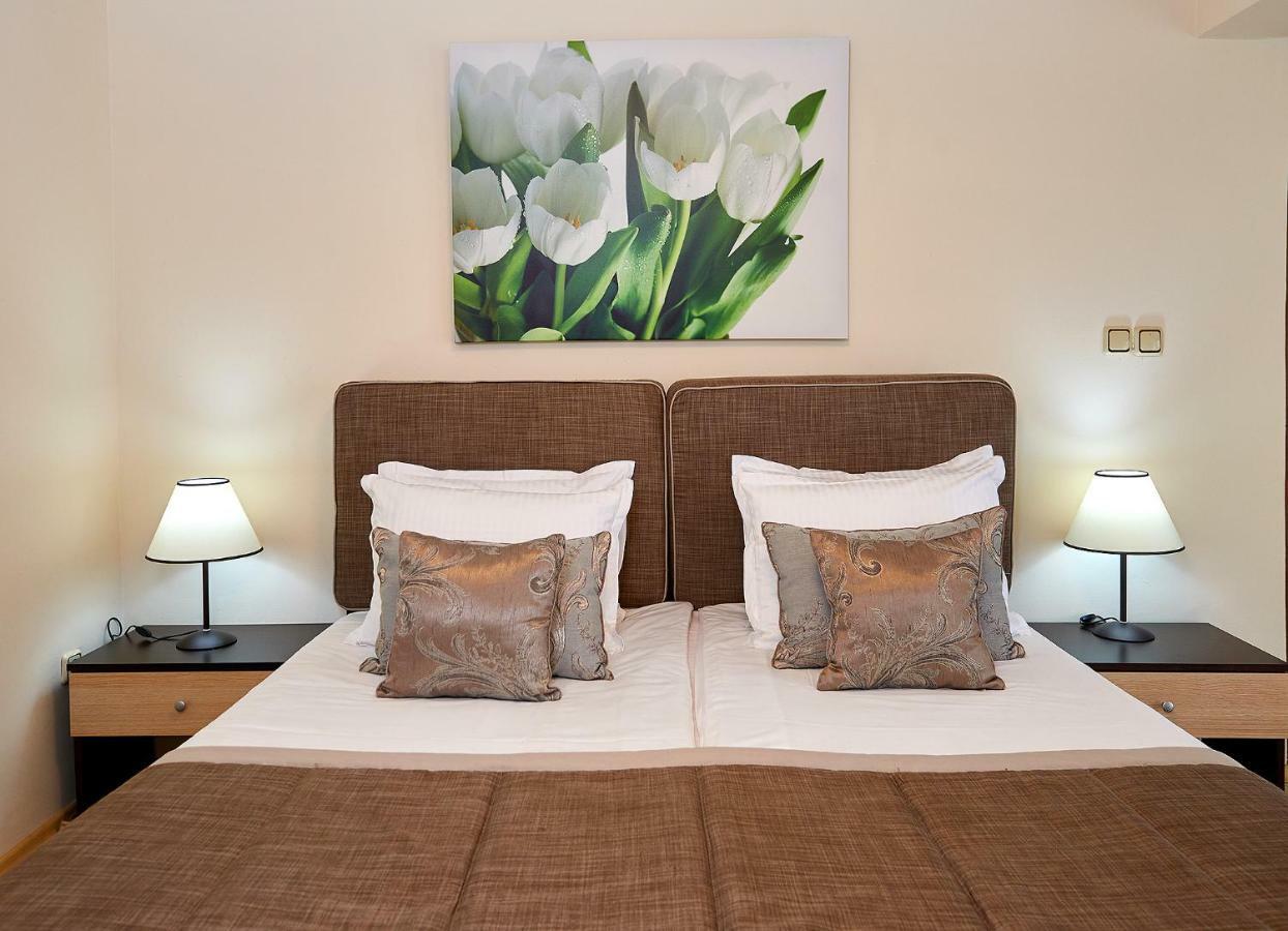 Hotel Venus Pantai Sunny Bagian luar foto