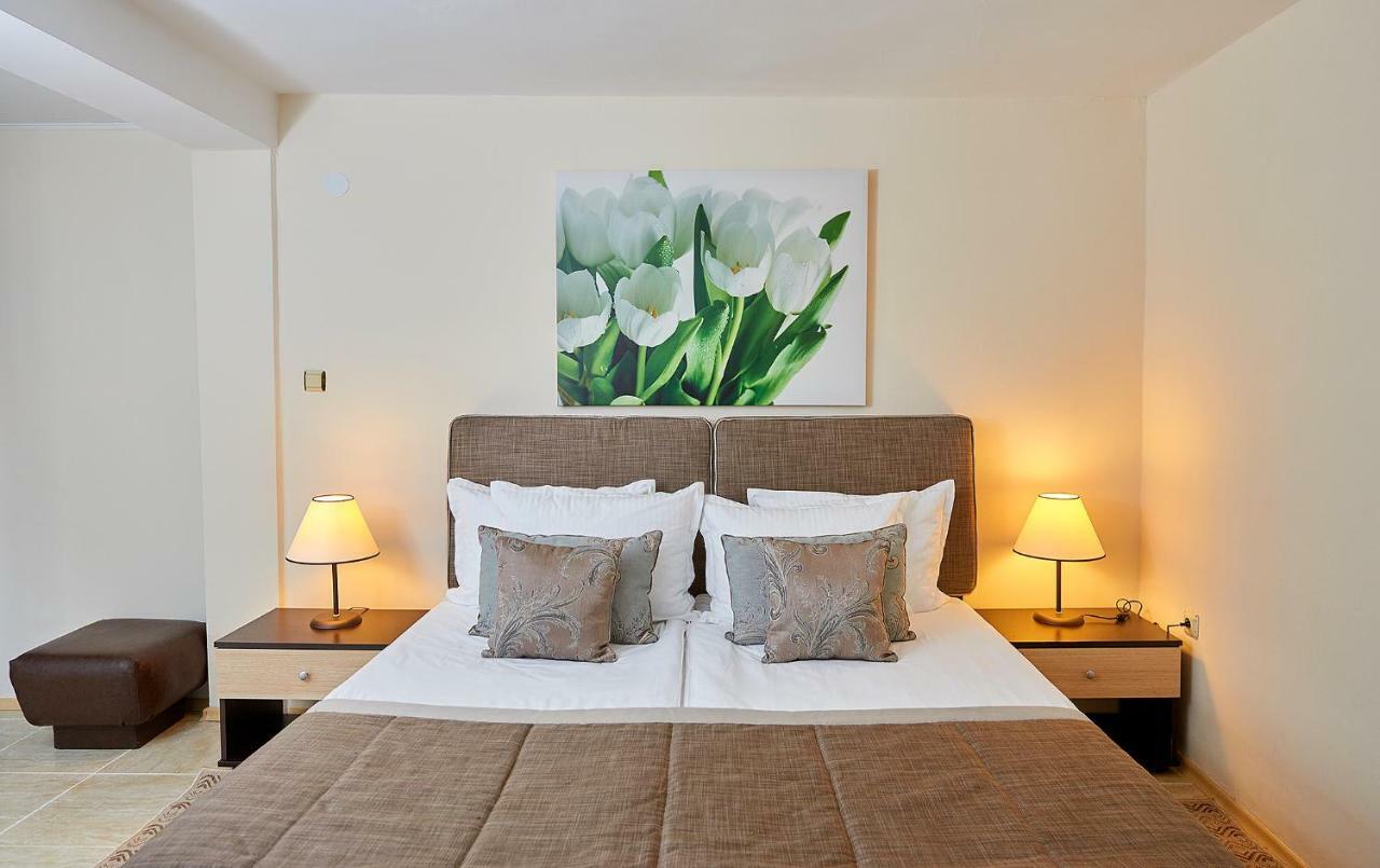 Hotel Venus Pantai Sunny Bagian luar foto