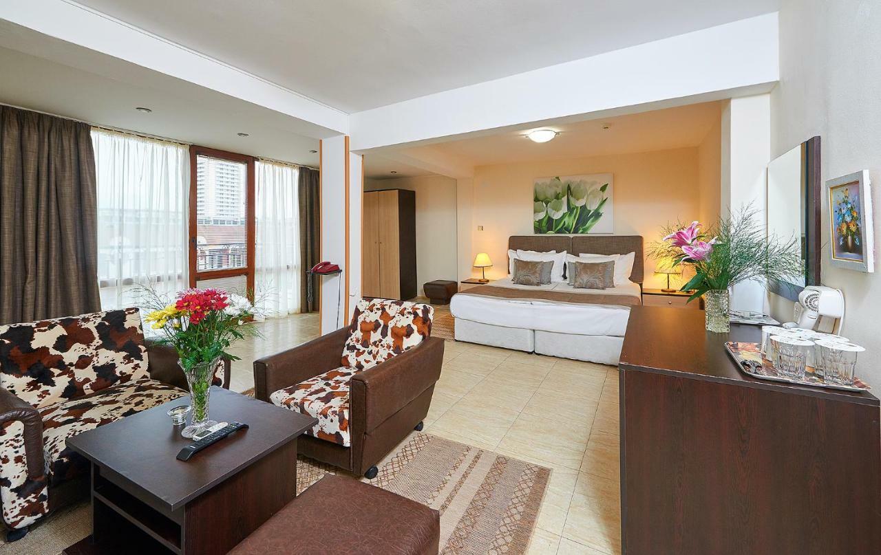 Hotel Venus Pantai Sunny Bagian luar foto