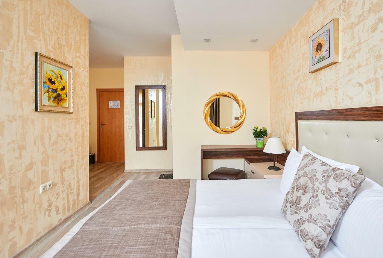 Hotel Venus Pantai Sunny Bagian luar foto